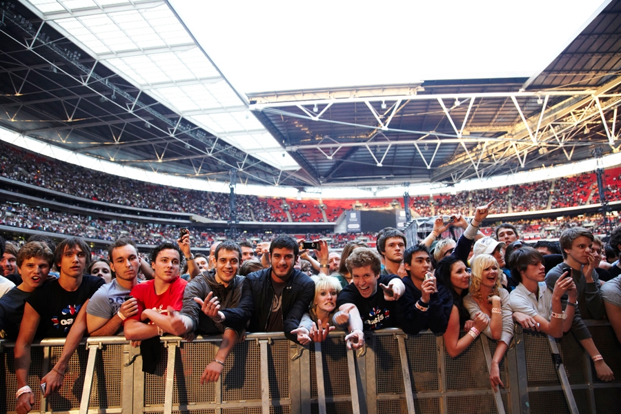 Oasis wembley crowd AWH