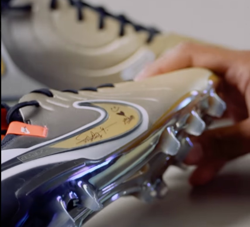 Virgil_Van_Dijk_Hand_Signed_Boots_LE25a