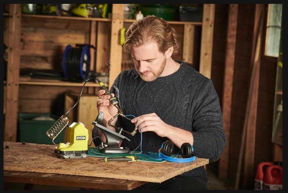Ryobi_ONE+_Cordless_Glue_Gun_Soldering_Iron_and_Stapler_Kit